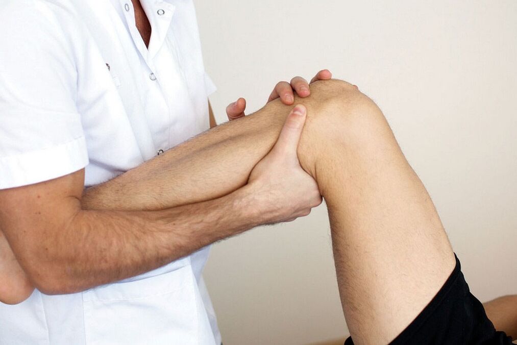 zdravnik pregleda koleno z artrozo